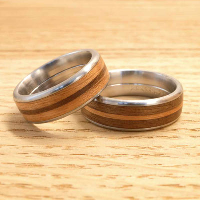 Gegensätze ziehen sich an! Eheringe aus Edelstahl +  Kirsch- und Walnussholz. Ringbreite 7mm.