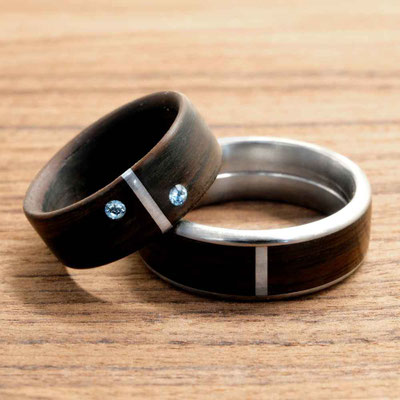 Eheringe aus Palisanderholz mit Alu-Inlay und Swarovski Kristallen in der Farbe Light Saphire.