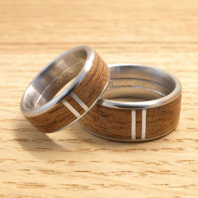 Edelstahlringe aus Walnussholz mit zwei Aluminium-Inlays. Ringbreite  7mm und 9mm.
