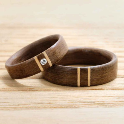 Eheringe aus Holz mit Ahornholz-Inlay und Swarovski Kristall.