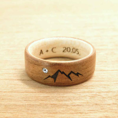 Ring aus Holz - Kirschholz mit individueller Gravur und Swarovski Kristall. "Sun is shining"   