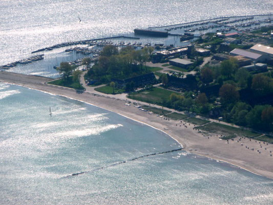  Südstrand von Großenbrode mit Seebrücke, Mole & Marina von der Seeseite