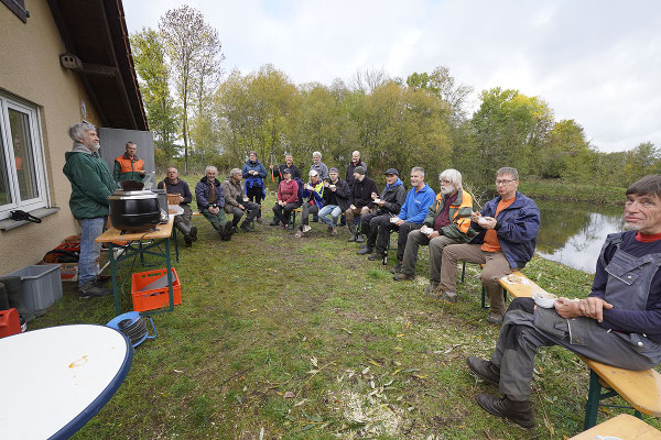 Oktober 2022 Entfernen des Bewuchs an der Uferlinie