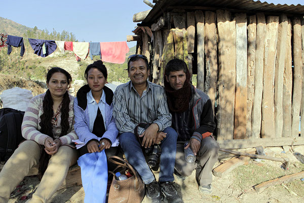 Die 2 Lehrer der Schule, Principal Miss, Mr. Luitel, die Hilfslehrerin Kalpana Miss und Yogi Kayastha (3. von links) 