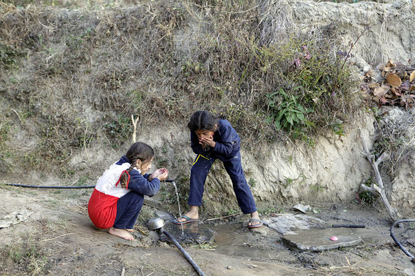 Die beiden Töchter an der Wasserstelle neben dem Haus