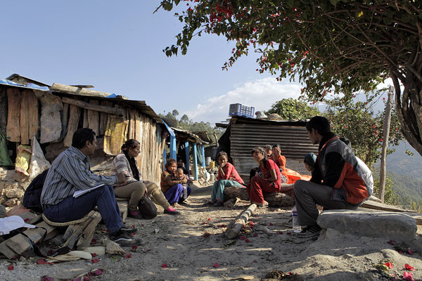 Yogi Kayastha in Besprechung mit einer Familie vor deren Haus