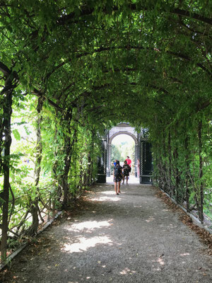 backpacking-wien-schloss-schoenbrunn-tour-weltkulturerbe-garten-weitlaeufig