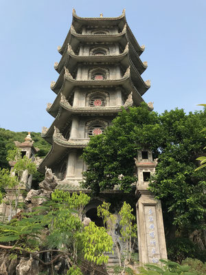 backpacking-vietnam-marble-mountains-pagode-gross