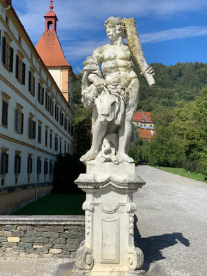 backpacking-graz-schloss-eggenberg-park-statue