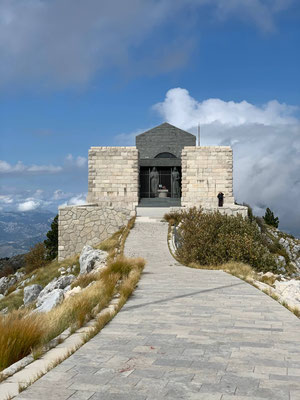 backpacking-montenegro-kotor-lovcen-mausoleum-eingang
