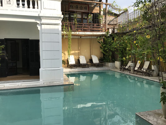 backpacking-vietnam-hoi-an_hotel_pool