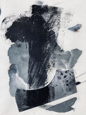 Collage on paper「Untitled」油性インク、インクスタンプ、ポストカード、墨　155×125mm  2023