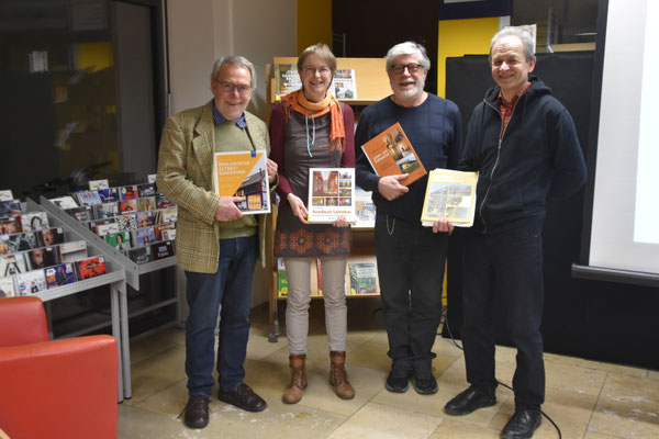  Vortrag über nachhaltige Baustoffe in der Stadtbücherei Hof. von links Udo Benker-Wienands, ÖBI;  Katharina Burkhardt, Stadtbücherei Hof; Karlheinz Hödd, Förderverein der Stadtbücherei Hof;  Referent Erwin Strama