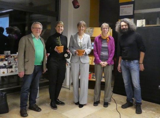 Udo Benker-Winands, ÖBI; Dipl.-Ing./Architektin Stephanie Kreisel, Baudirektorin Staatliches Bauamt Bayreuth; Eva Döhla, Oberbürgermeisterin Hof; Katharina Burkhardt, Stadtbücherei Hof; Kenan Canbay, 2. Vors. des Fördervereins der Stadtbücherei Hof