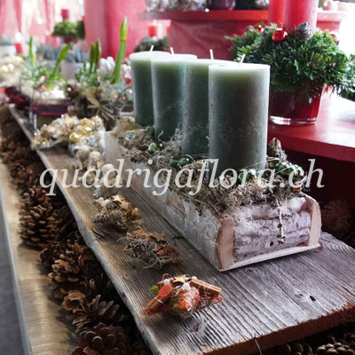 Adventsgesteck lang mit vier Kerzen aus dem Blumengeschäft Quadriga Flora Meggen, Luzern.
