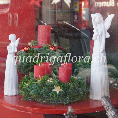 Runder Adventskranz mit roten Kerzen aus Meggen, Luzern.