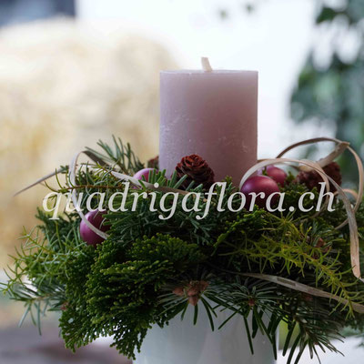 Adventsgesteck mit einer Kerze aus Meggen, Luzern