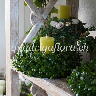 Schlichtes Adventsgesteck in Grün mit Olivgrüner Kerze aus dem Blumengeschäft in Meggen Luzern.