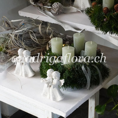 Frischer Adventskranz mit vier Kerzen, Quadriag Flora Meggen, Luzern. 