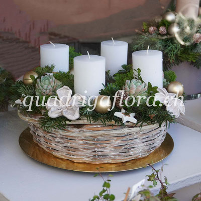 Frisch gesteckter Adventskranz in Weiss und Gold aus dem Blumengeschäft in Meggen , Luzern.
