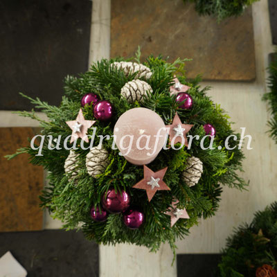 Farbiges Adventsgesteck mit einer Kerze in hellrosa aus Meggen , Luzern.