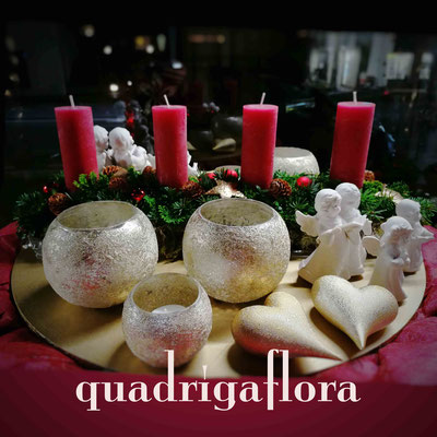 Adventskranz für einmal gerade mit roten Kerzen und weihnächtlich dekoriert. Erhältlich im Blumengeschäft Quadriga Flora an der Hauptstrasse in Meggen Luzern.