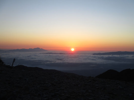 朝日が昇る