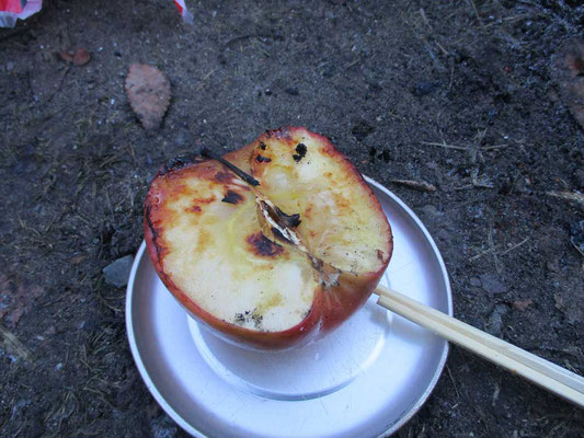 焼きリンゴ出来上がり！　実はアルミホイルを忘れたのですが、直火で試してみたら上出来でした