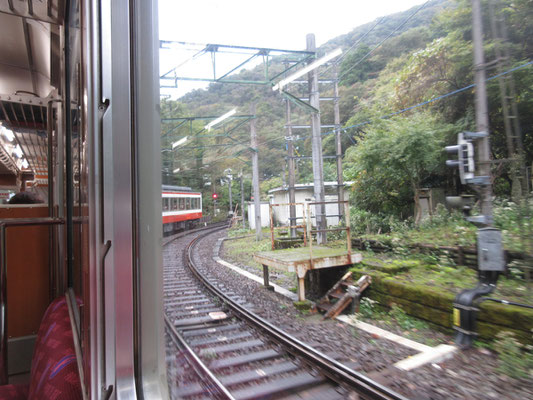 山岳地帯の鉄道なので、急峻な地形の傾斜とカーブをそれなりの工夫で走っていく