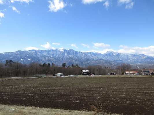 その八ヶ岳山麓まで来ると、こんどは鳳凰三山とアサヨ峰、甲斐駒ヶ岳がずらりと揃い踏み