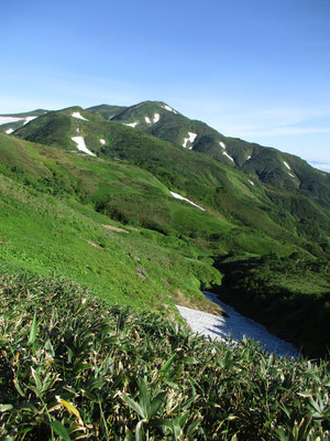 翌日から晴れ渡った空の下の縦走飯豊本山に向かう