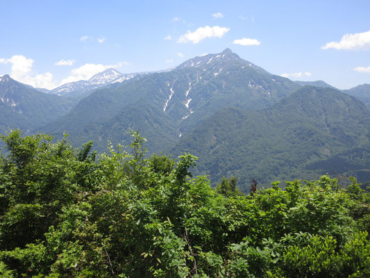 本命の雨飾山　こんな姿だったんですね　奥には焼山