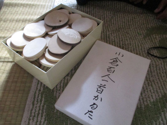 彦爺の手作り オオカメノキを輪切りにしてサンドペーパーをかけて白くつるつるにしたもの 百人一首の札にしようと作ったそうです