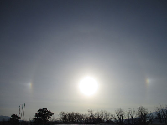 朝、北のアルプ美術館に行く途中　見上げると太陽に虹の輪がかかっていた