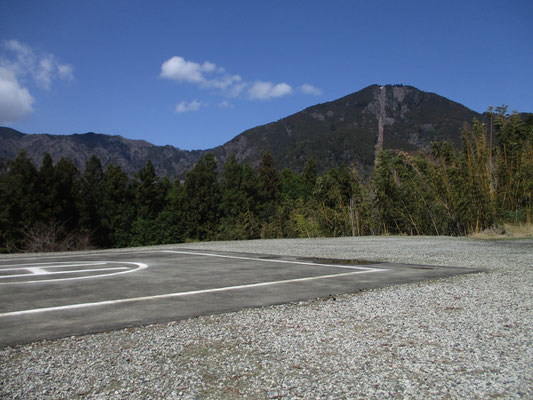 と更に進むと、今度は突然のヘリポート　短い距離ながら次々驚かされる