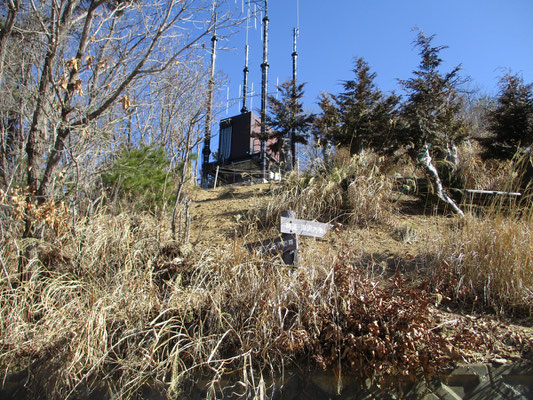 稜線への取り付きに辿り着く　消防などの緊急用アンテナ施設があった