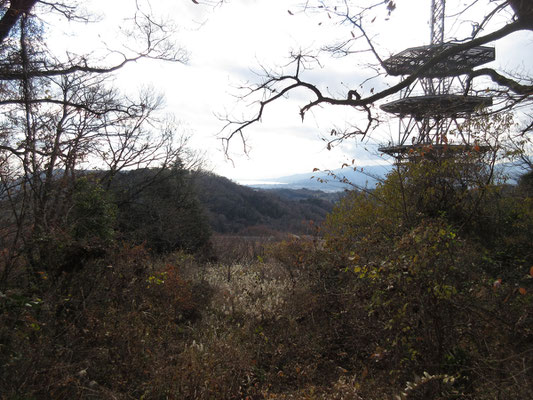 大きな電波塔の向こうは相模湾　右手には箱根の稜線が相模湾に流れ込んでいるのが見える