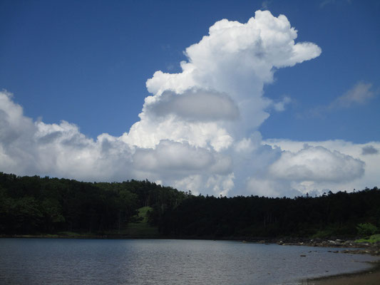 しばしスケッチに夢中　途中からモクモクと大きな雲が湧いてくるのを頃合いに腰を上げる