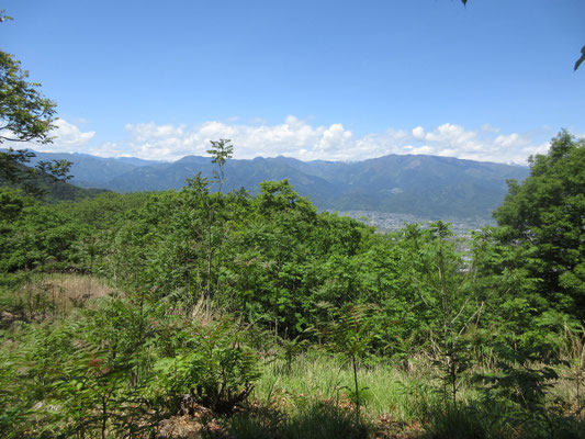 山頂からの眺め 南アルプスを背中に背負う山並み 存在感があるのがやはり櫛形山