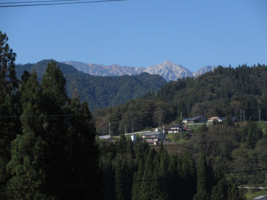 天気がまあまあでも雲がかかってずっと見えなかった「ふるさとらんど小川」喫茶室からの眺め　白馬鑓ヶ岳