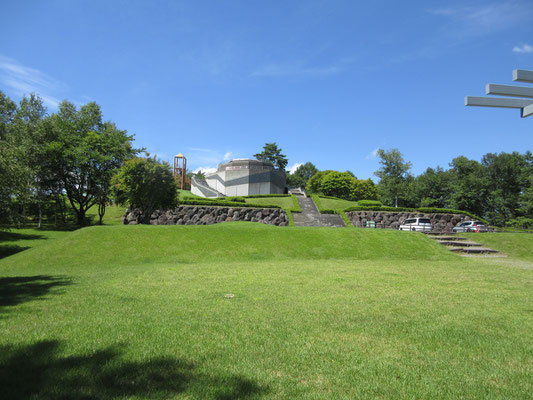 元気が出ないまま、河岸を変え永明寺公園まで行く　ここにはこんな立派な展望台があり、そこに登ってみたが夏の景色は今ひとつだった