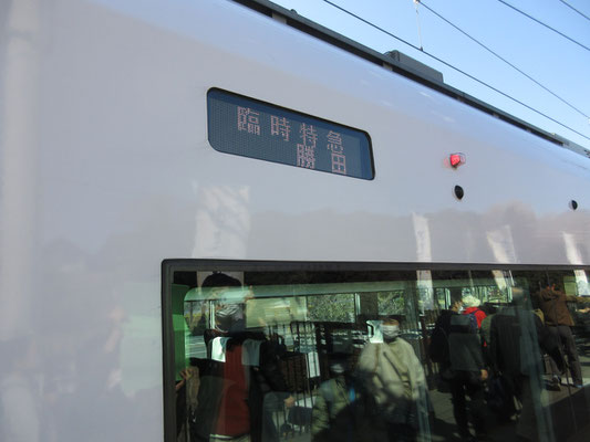 列車は偕楽園駅から水戸駅を経由し、勝田まで行く