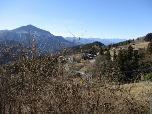 下山していくと南に面した斜面に人家が見えてきます　こうした光景にはほのぼのとした気持ちになります