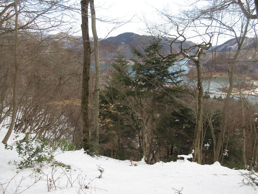 山頂からはエメラルド色の湖面も見える