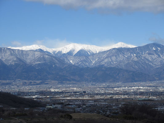 白峰三山もよく見えるが、煙を吐いているように雪が舞い上がっている　途轍もない強風なのだろう