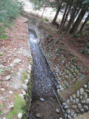 山麓に近づくと見事な石組みの水路に出会います