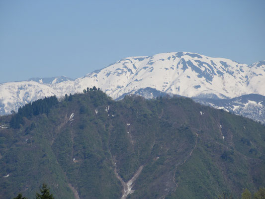 その広場から見えた山