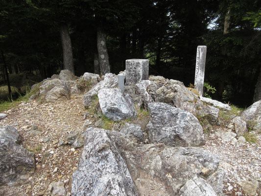 二等三角点のある山頂に別れを告げる