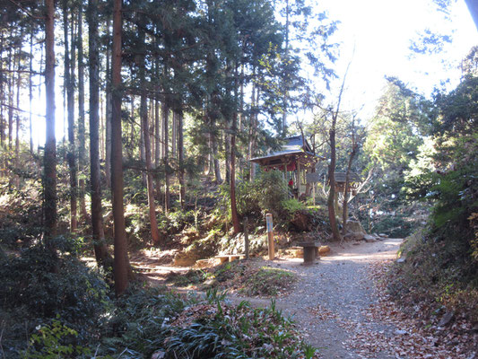 稜線に出た地点、交通の要所的な場所に「北向地蔵」　昔から村人や旅人の安全を見守ってきたのだろう