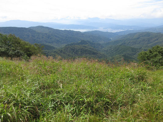諏訪湖は見下ろせたけれど、その奥の山並み(中央・北アルプス方面)は雲がかかってよく見えない
